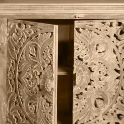 180x90x45 4-türiges Sideboard Im Ethno Stil - Runiasa 7 180x90x45 4-türiges Sideboard Im Ethno Stil - Runiasa -Landuva Shop 180x90x45 4 tueriges sideboard im ethno stil aus white wash holz mit schnitzerei runiasa 05