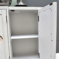 Vintage Türen-Kommode In Antikweiß - Anice 6 Vintage Türen-Kommode In Antikweiß - Anice -Landuva Shop vintage tueren kommode in antikweiss mit metallgriffen 4 tuerig anice 04